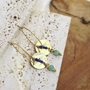 Boucles d’oreilles pendantes martelées avec pierres de sodalite et amazonite