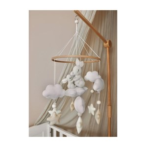 Mobile bébé avec maman lapin blanc