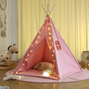Tipi enfant rose avec tapis avec guirlandes