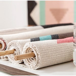 Tipi enfant jaune avec tapis avec guirlandes