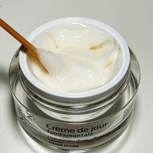 Crème de jour naturelle hydratante aux extraits de feuilles de neem.