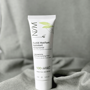 Fluide hydratant matifiant naturel au neem pour peaux mixtes à grasses.