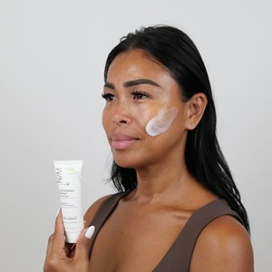 Fluide hydratant matifiant naturel au neem pour peaux mixtes à grasses.