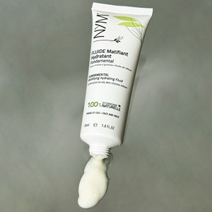 Fluide hydratant matifiant naturel au neem pour peaux mixtes à grasses.