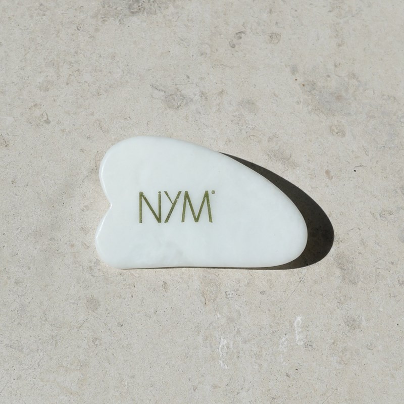 Gua sha en pierre naturelle, outil de massage visage éclat et fermeté.