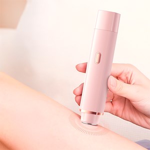 Rasoir féminin spécial pour zones délicates, double tête de coupe et de rasage.