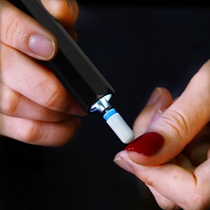 Mini polisseur à ongles. Corps métallique, lumière led.