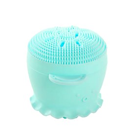 Nettoyant facial manuel. Masseuse et démaquillant.