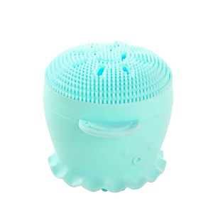 Nettoyant facial manuel. Masseuse et démaquillant.