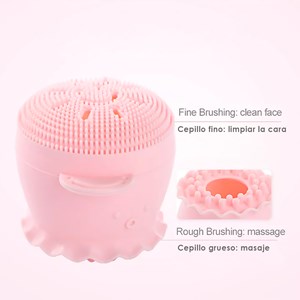 Nettoyant facial manuel. Masseuse et démaquillant.