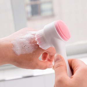Brosse faciale en silicone multifonction double face pour le massage.