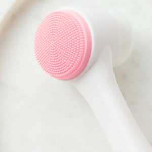 Brosse faciale en silicone multifonction double face pour le massage.