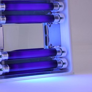 Lampe de poche pour détecter l'état de la peau, par lumière ultraviolette.