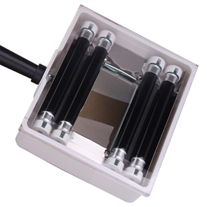 Lampe de poche pour détecter l'état de la peau, par lumière ultraviolette.