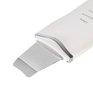 Appareil de massage facial ultrasonique. Nettoyage du visage.