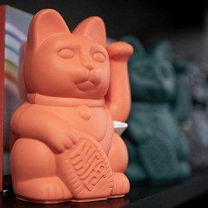 Chat japonais porte bonheur maneki neko orange néon