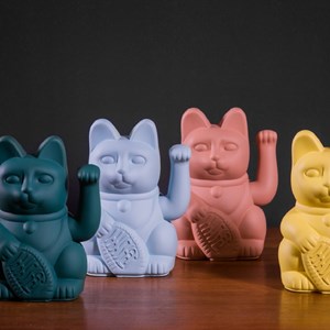 Chat japonais porte bonheur maneki neko bleu ciel