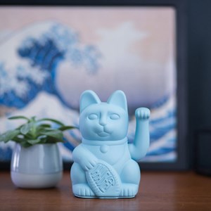 Chat japonais porte bonheur maneki neko bleu ciel