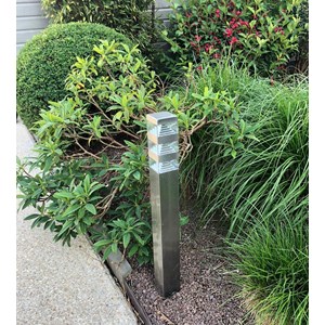 Borne extérieure pyramide 80cm inox