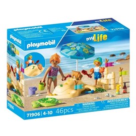 Famille jouant dans le sable à plage