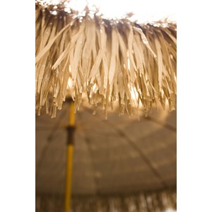 Parasol clair à franges en acier finition bois naturel