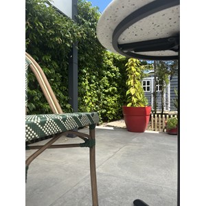 Ensemble repas de jardin 2 places en acier et plateau terrazzo - vert