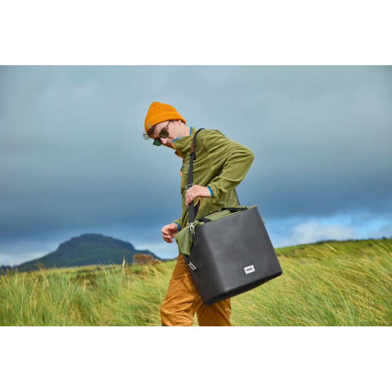 KLARSTEIN BeerPacker – Glacière thermoélectrique, 50 L, A , 12 V et 230 V, Mode Eco, avec poignées de Transport, roulettes, pour Voiture, Camion, Camping, pour Caisse à bière, Noir