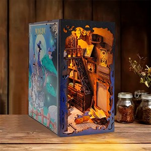 Bibliothèque magique ombre lunaire. Book nook en bois, design 3d réaliste.