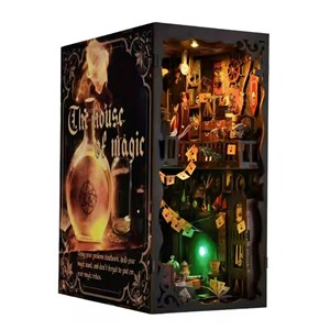 Maison magique. Book nook en bois, design 3d réaliste.