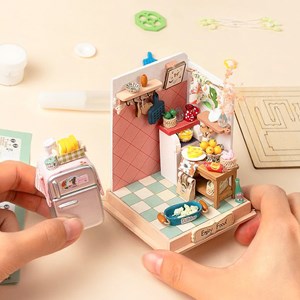 Taste life (cuisine). Maquette de maison de poupée.