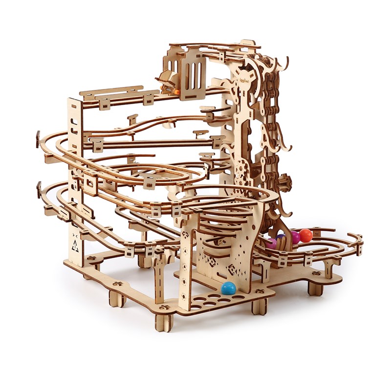 Maquette en bois 3d, conception de circuit pour billes avec mouvement mécanique.