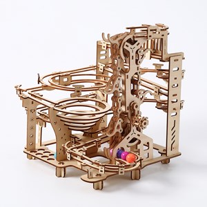 Maquette en bois 3d, conception de circuit pour billes avec mouvement mécanique.