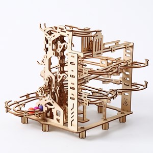 Maquette en bois 3d, conception de circuit pour billes avec mouvement mécanique.