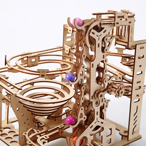 Maquette en bois 3d, conception de circuit pour billes avec mouvement mécanique.