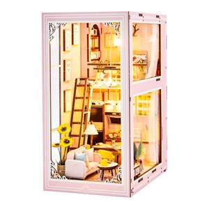 Appartement rosa. Coin lecture réaliste avec de grands détails.