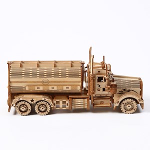 Maquette en bois 3d, conception de camion-citerne avec mouvement mécanique.