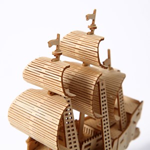 Maquette en bois 3d, conception de bateau à voile avec mouvement mécanique.