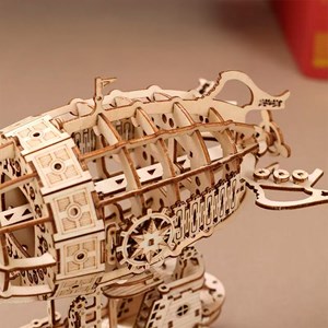 Maquette en bois 3d, design de véhicule aérien avec mouvement mécanique.