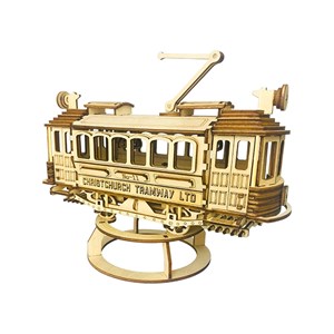 Maquette en bois 3d, avec mouvement mécanique design de tramway ancien.
