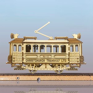 Maquette en bois 3d, avec mouvement mécanique design de tramway ancien.
