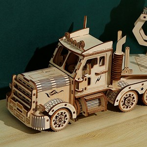 Maquette en bois 3d, design de camion avec grue à mouvement mécanique.