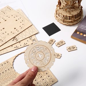 Maquette en bois 3d, conception de carrousel avec mouvement mécanique. 82 pièces