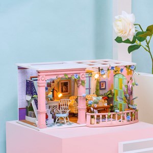 Petite cour. Maquette de maison de poupées en bois à peindre et à assembler.