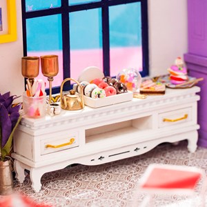 Temps de fête. Maison de poupées maquette en bois à peindre et à monter.