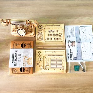 Maquette en bois 3d, design de téléphone ancien. 135 pièces.