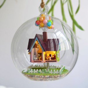 Maquette miniature 3d flying house wonderland 12x12x12 cm.