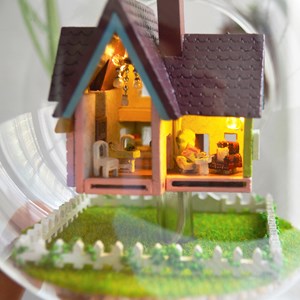 Maquette miniature 3d flying house wonderland 12x12x12 cm.