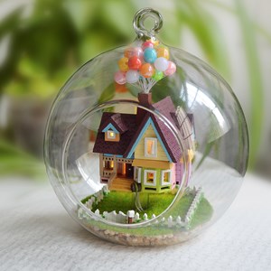 Maquette miniature 3d flying house wonderland 12x12x12 cm.