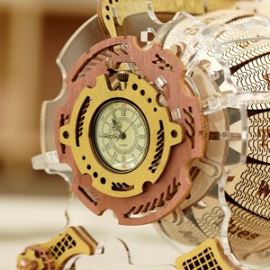 Calendrier moteur en bois à assembler. 250 pièces.