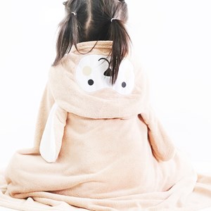 Serviette enfant design lapin. Multi-usages : serviette de bain.